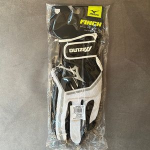 Jennie Finch woman’s Mizuno batting gloves.